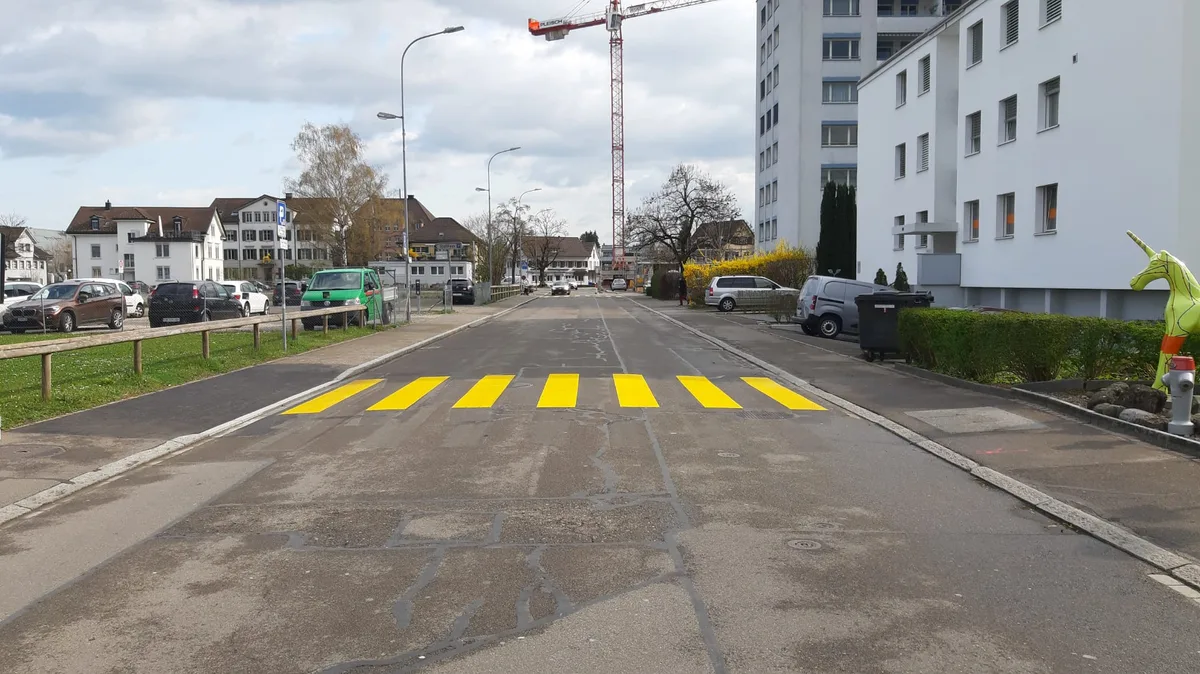 Ein Fussgängerstreifen über eine Strasse.